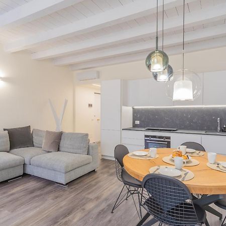 Modern & Stylish Apartment In Como City By Rent All 코모 외부 사진