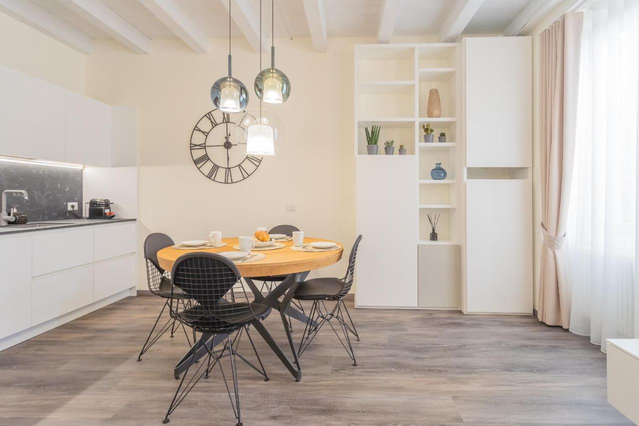 Modern & Stylish Apartment In Como City By Rent All 코모 외부 사진