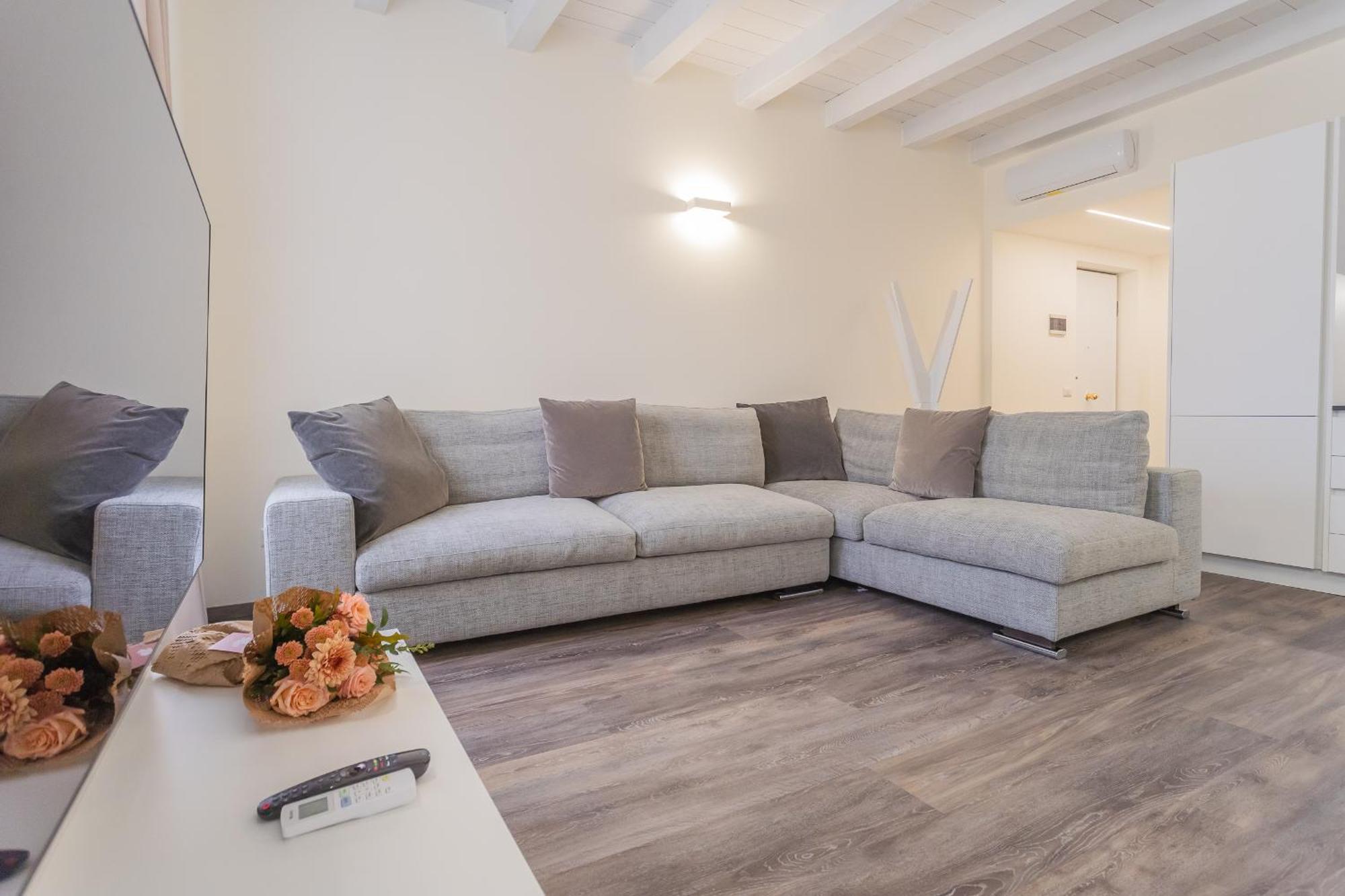 Modern & Stylish Apartment In Como City By Rent All 코모 외부 사진