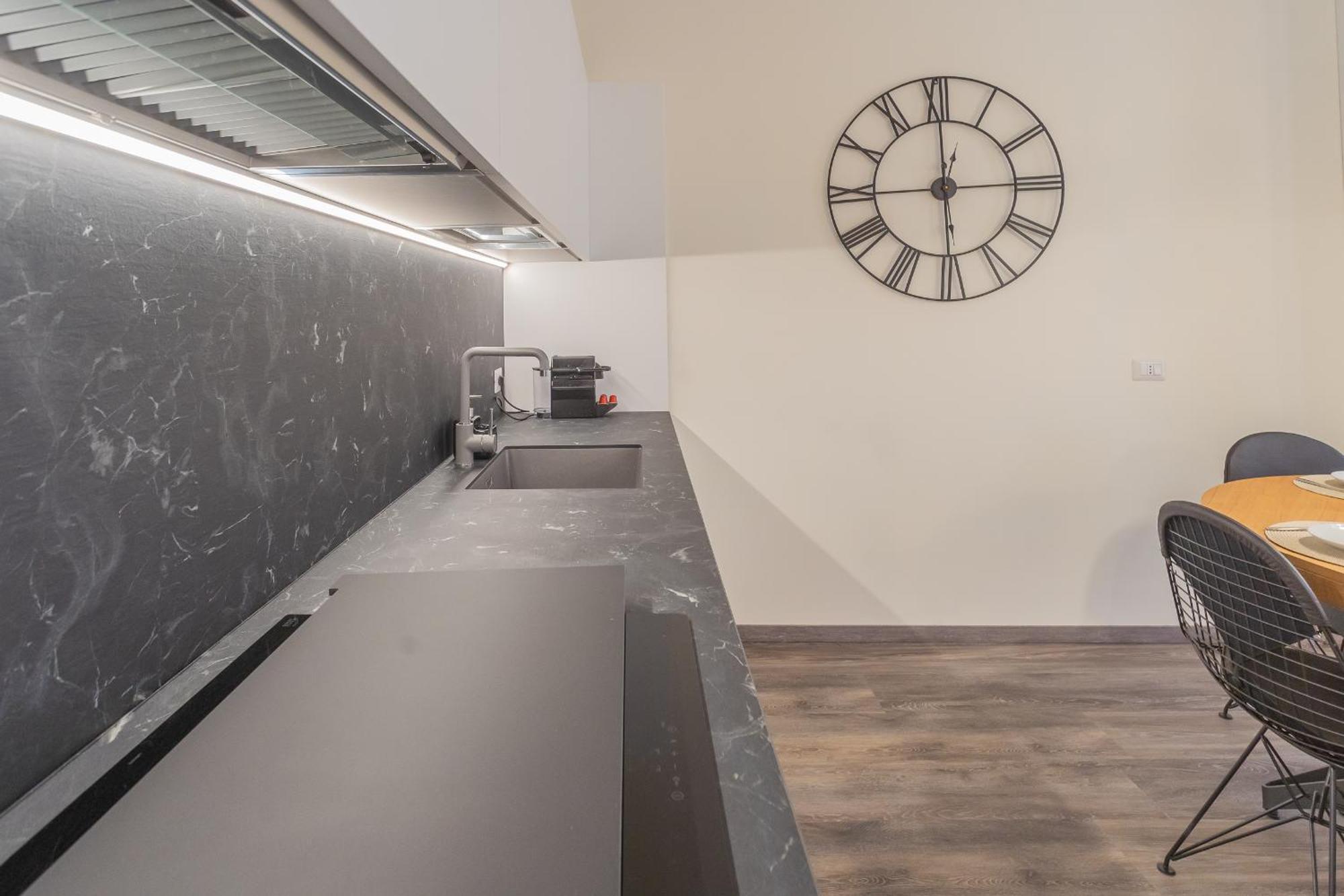 Modern & Stylish Apartment In Como City By Rent All 코모 외부 사진