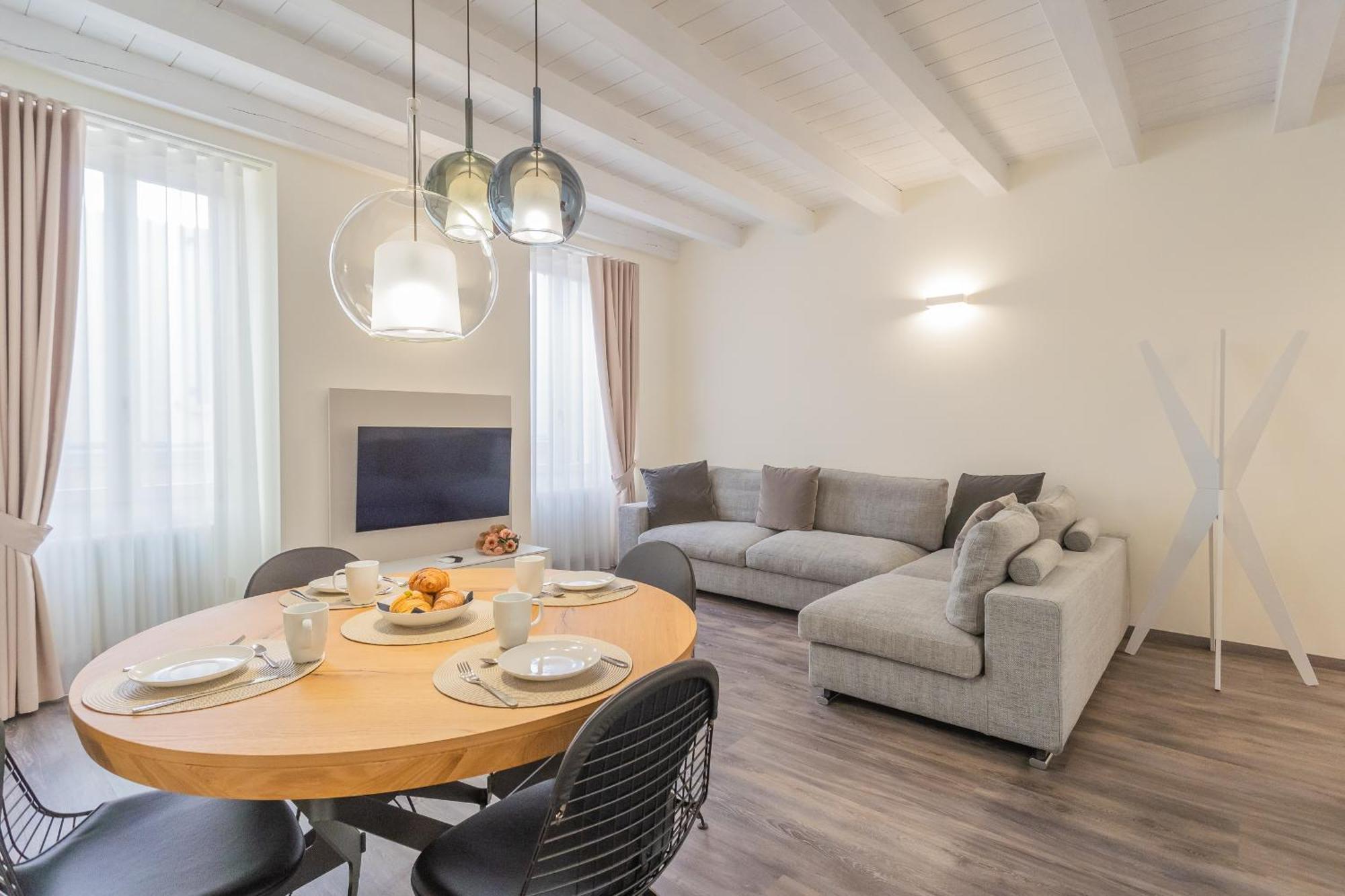Modern & Stylish Apartment In Como City By Rent All 코모 외부 사진